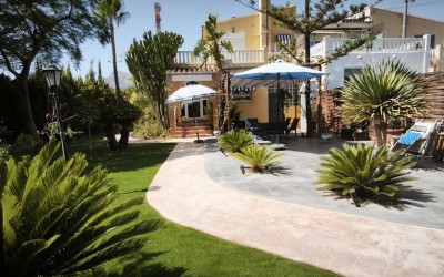 Bungalow de esquina totalmente renovado con gran jardín.